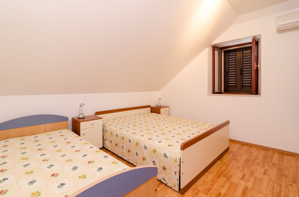 Basic Triple Room, Multiple Beds (Private External Bathroom)
