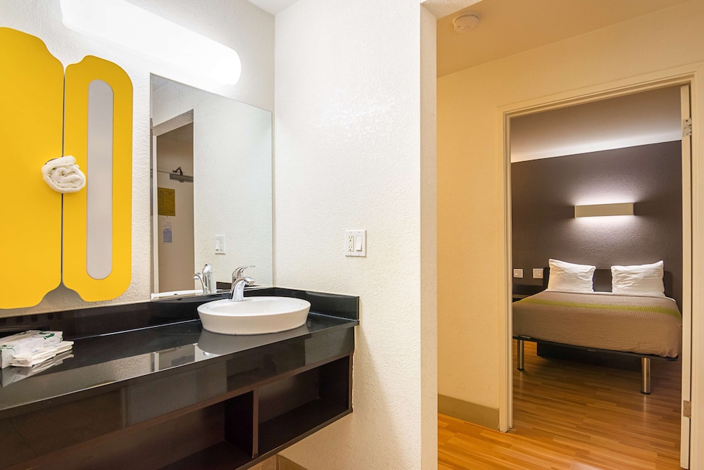 Standard Room, Multiple Beds, Non Smoking - Photo 9