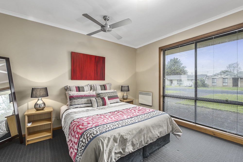 House, 3 Bedrooms, 2 Bathrooms photo 1
