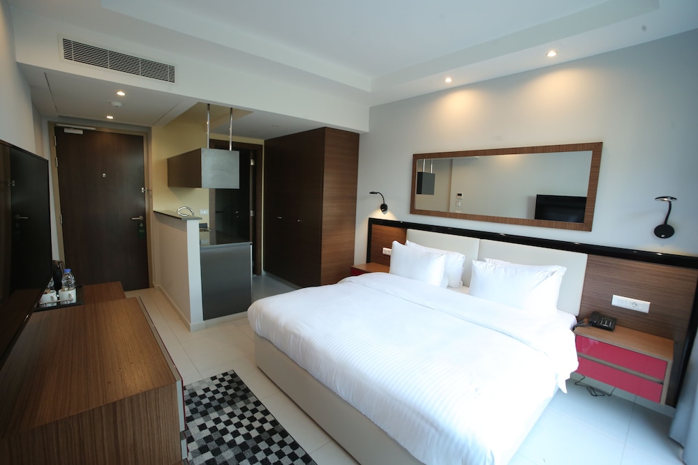 Deluxe Room, 1 Queen Bed, Patio, Partial Sea View photo 2