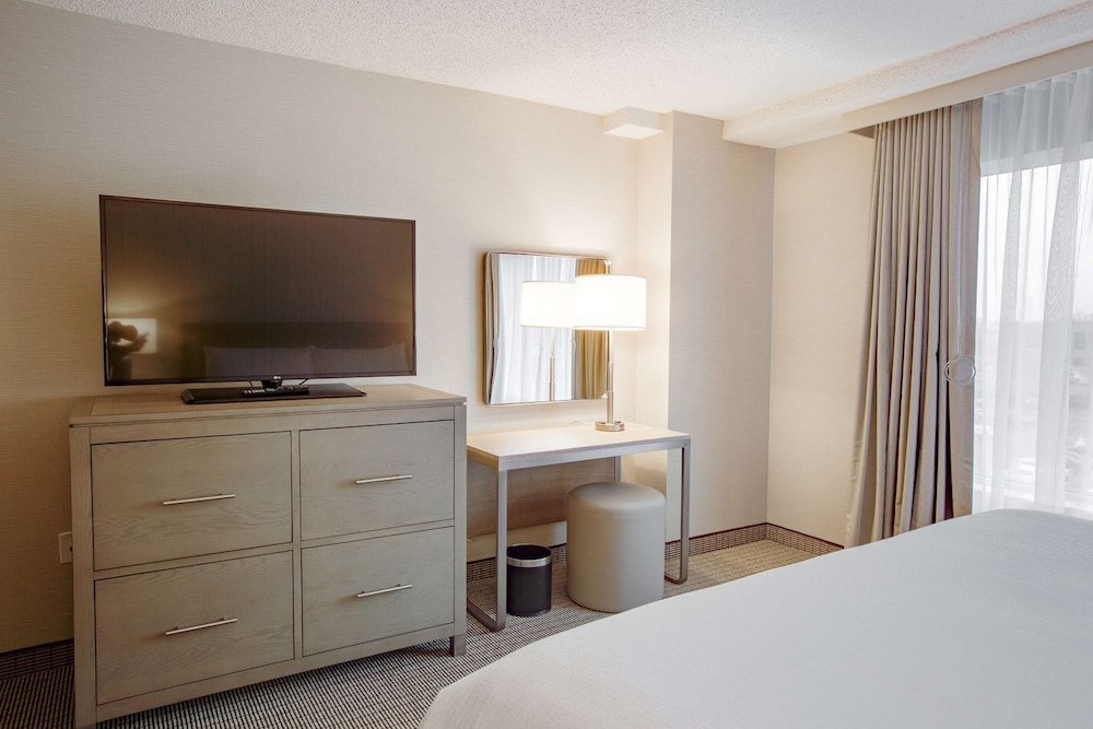 Suite, 1 King Bed, Non Smoking - Photo 3