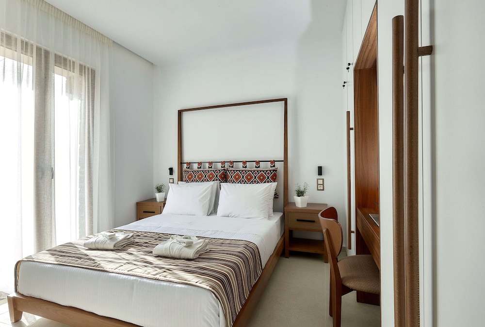 Two Bedroom Suite with Outdoor Hot tub and Garden View
