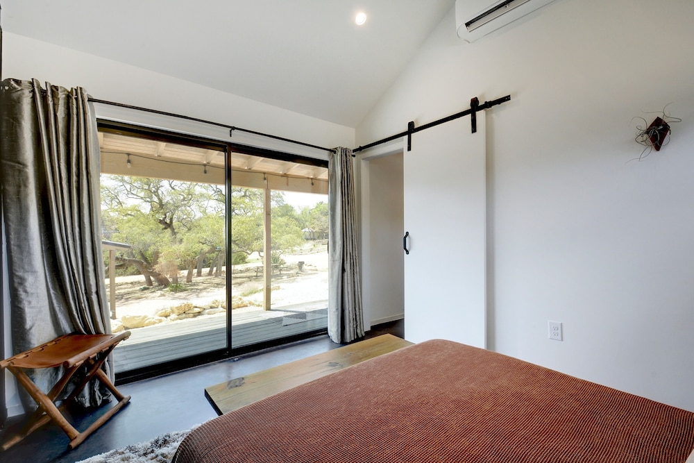 Room, 1 Queen Bed with Sofa bed (Porch) photo 3