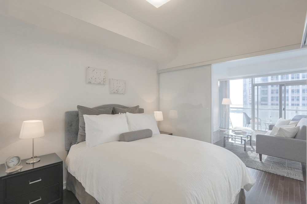 City Condo, 1 Queen Bed with Sofa bed, Lake View, Lakeside