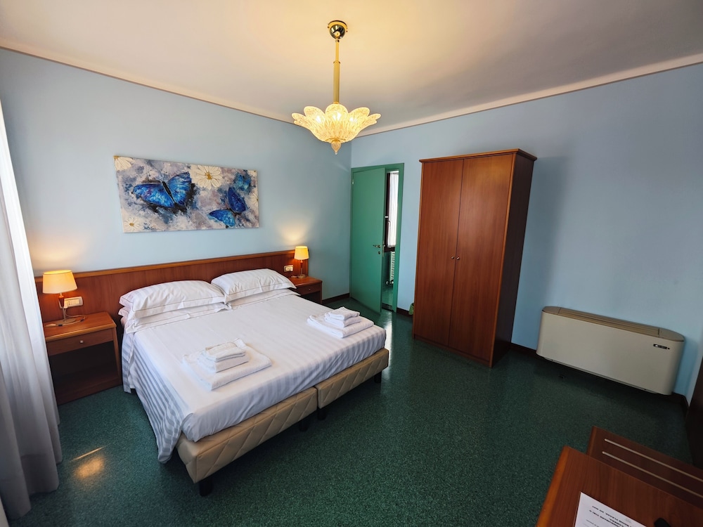Double or Twin Room photo 3