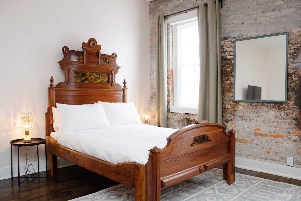 Suite, Ensuite, Courtyard View photo 1