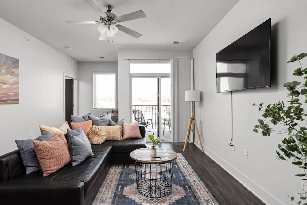 Cozysuites Spacious 2BR Next to Whole Foods, Photo 25