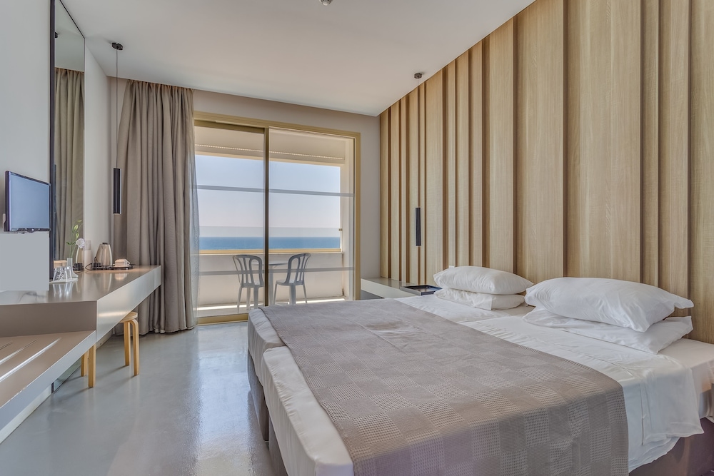 Deluxe Room, Multiple Beds, Sea View