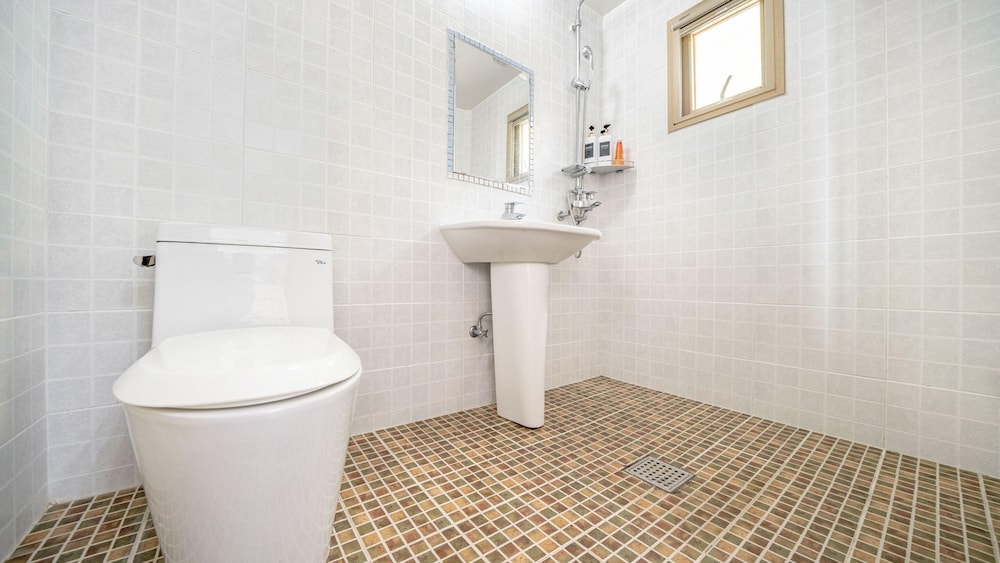 Basic Room, 1 Bedroom (203 (Oceanview)) - Photo 5