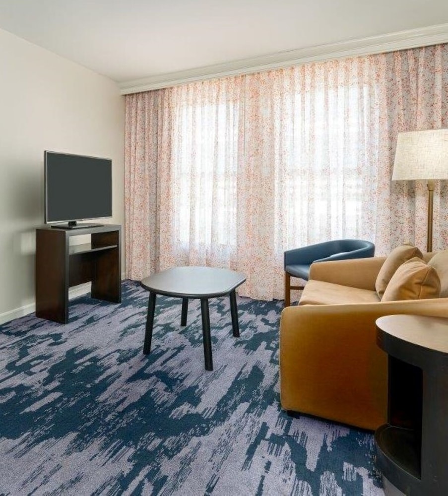 Suite, 1 Bedroom, Corner - Photo 1