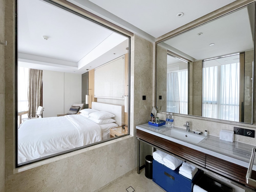 Club Suite, 1 King Bed, City View photo 2