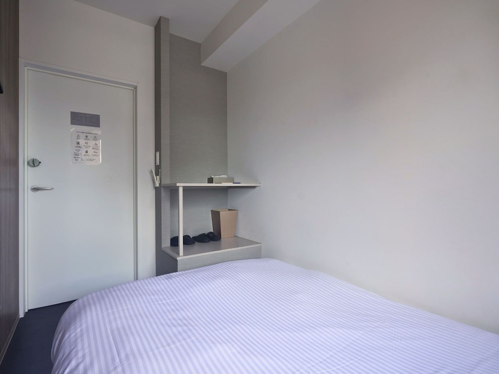 Compact Double Room, Shared Bathroom photo 3