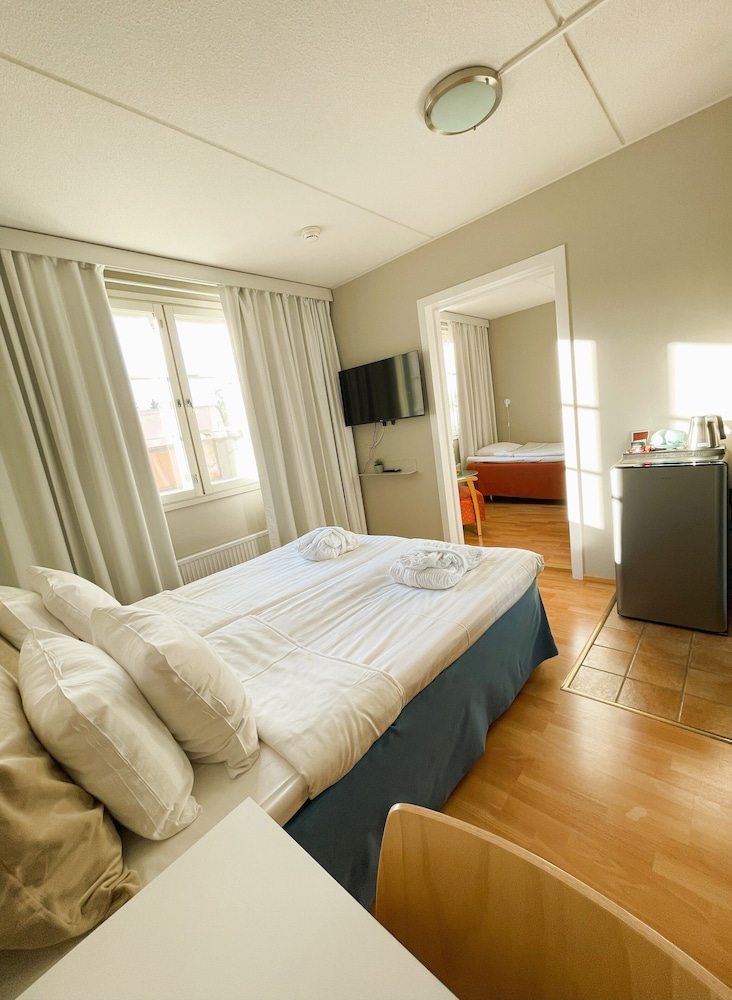 Family Room, 2 Bedrooms, 2 Bathrooms photo 1
