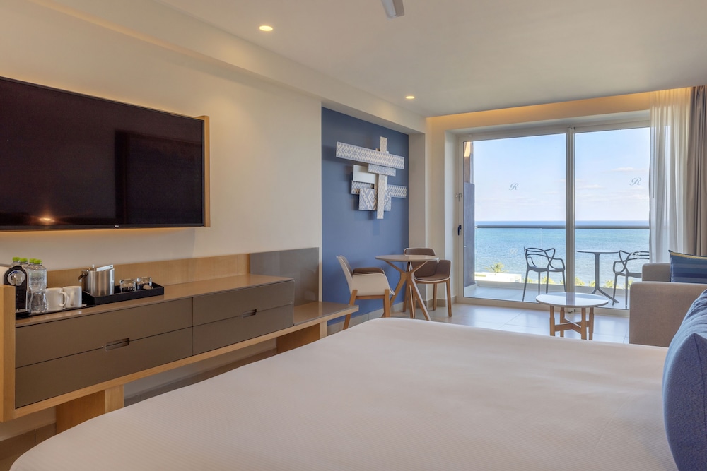 Luxury Junior Suite Ocean Front Diamond Club - Photo 8
