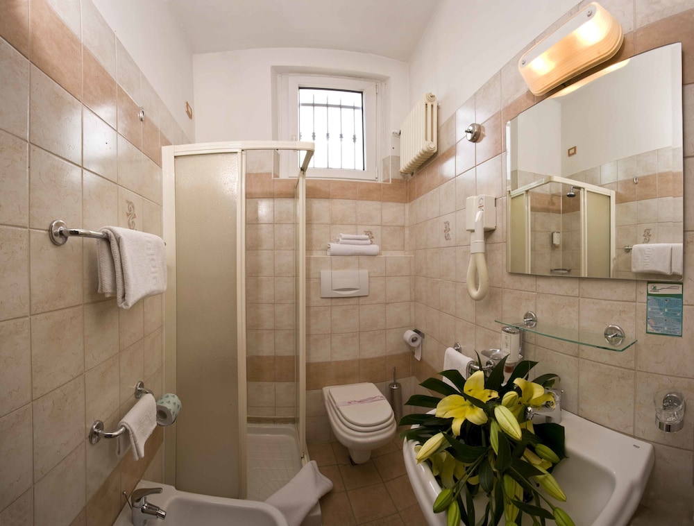 Standard Double or Twin Room - Photo 3