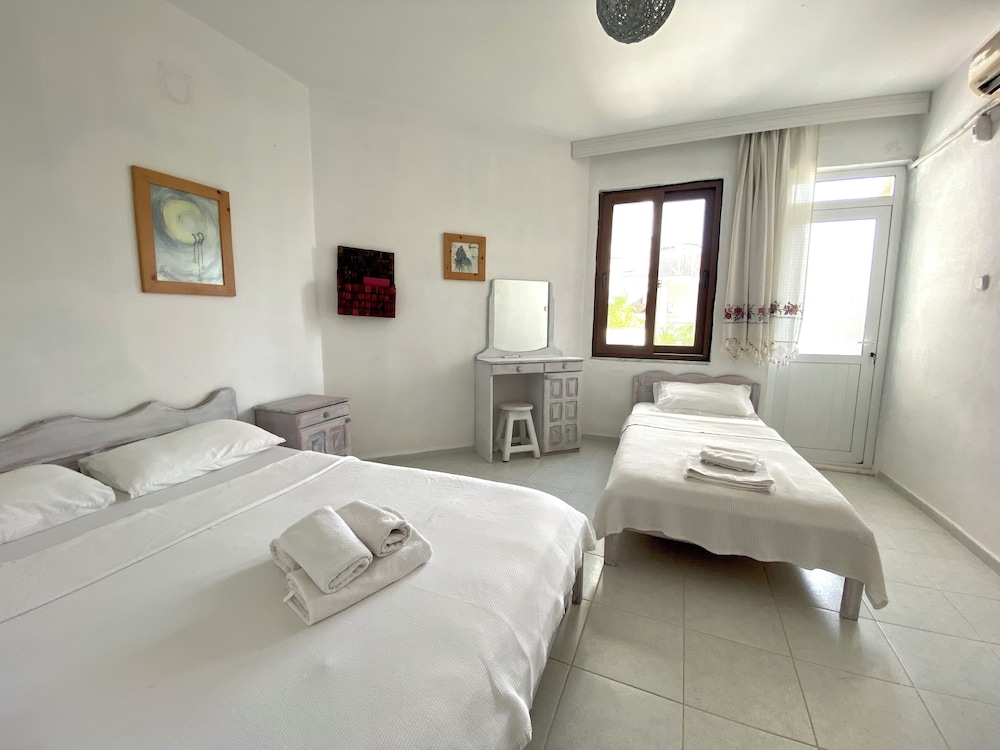 Standard Triple Room photo 3