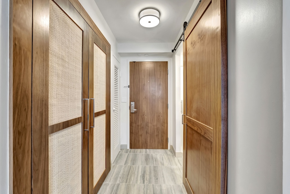 Deluxe Room, 1 King Bed, Ocean View (Signature King Balcony Oceanfront) - Photo 4