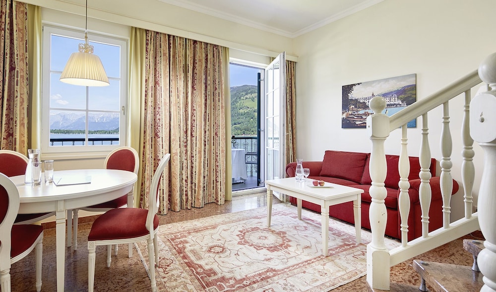 Family Room, Balcony, Lake View - Photo 1