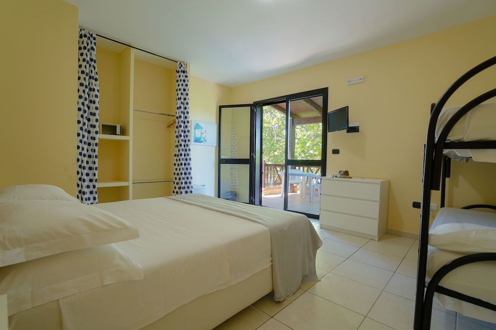 Family Room, Multiple Beds photo 2