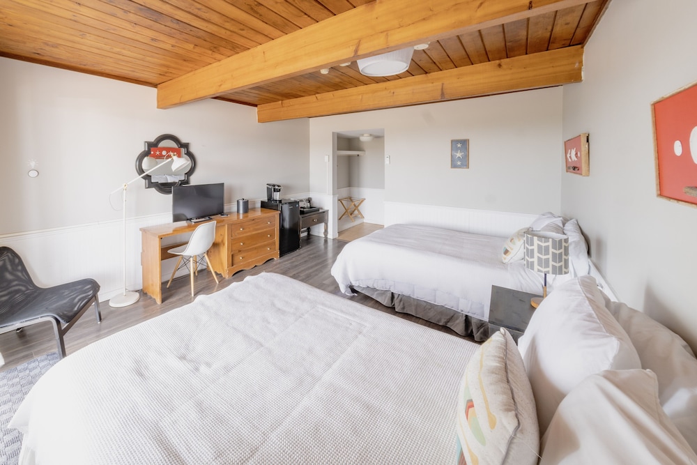 Comfort Room, 2 Double Beds, Lake View photo 1