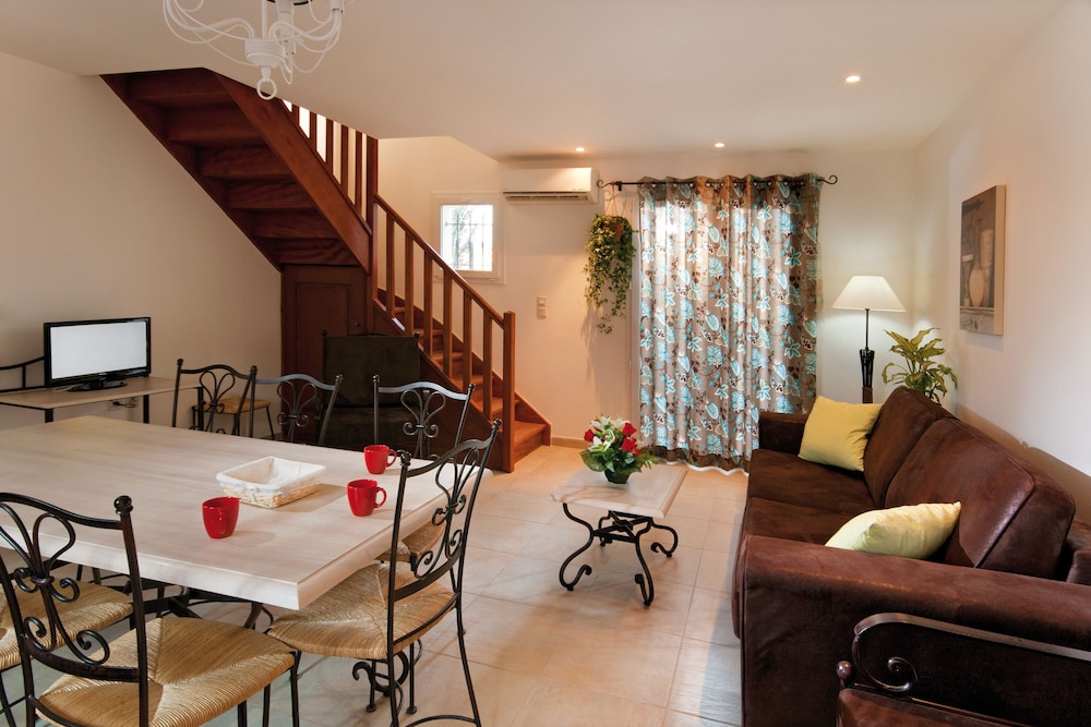 House, 2 Bedrooms photo 1