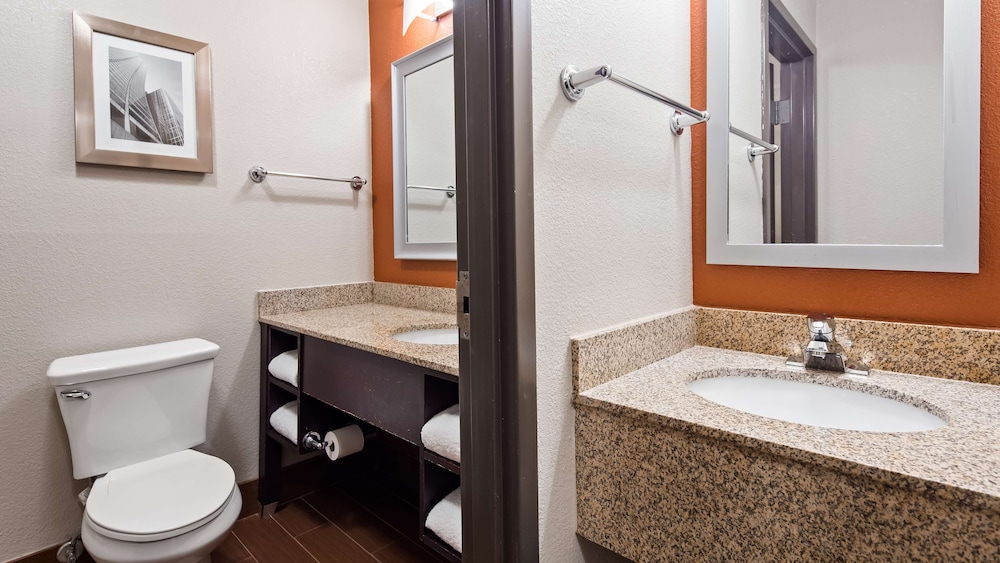 Suite, 1 King Bed, Non Smoking, Refrigerator & Microwave - Photo 4