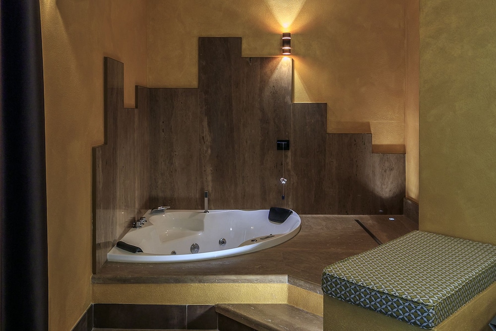 Luxury Suite, 1 King Bed photo 3