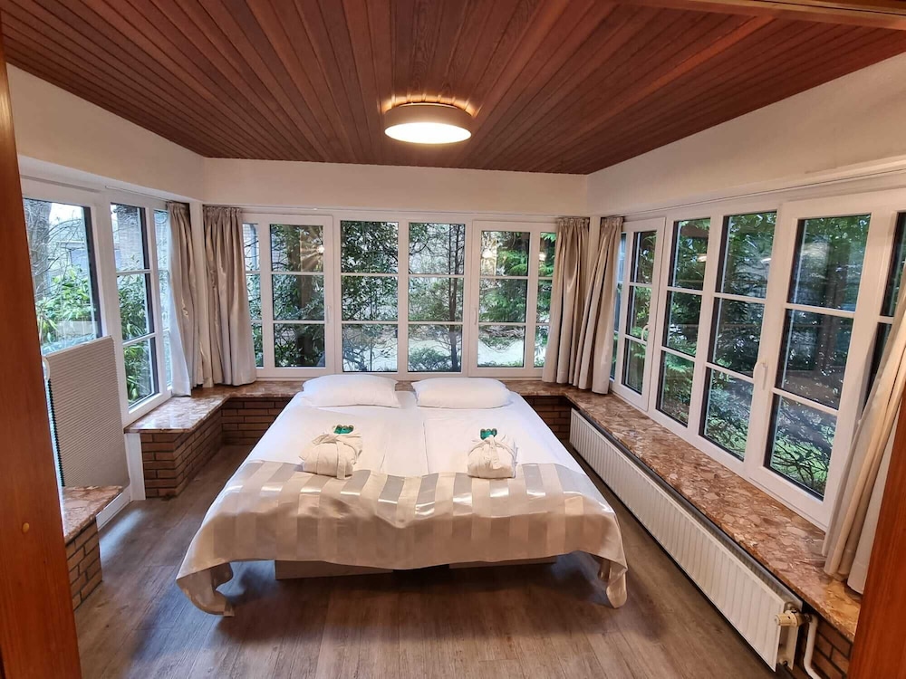Family Room thumbnail 5