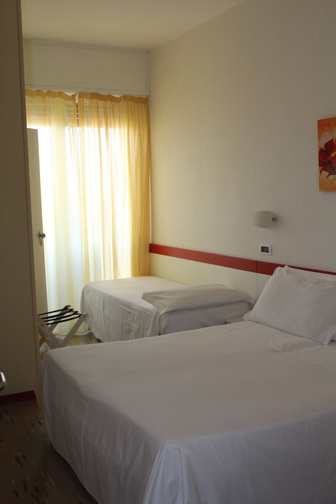 Economy Triple Room photo 1