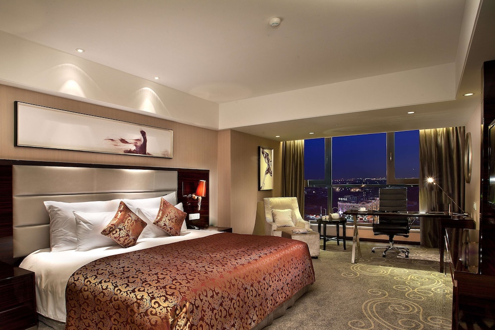 Deluxe Suite, 1 King Bed, Non Smoking photo 1