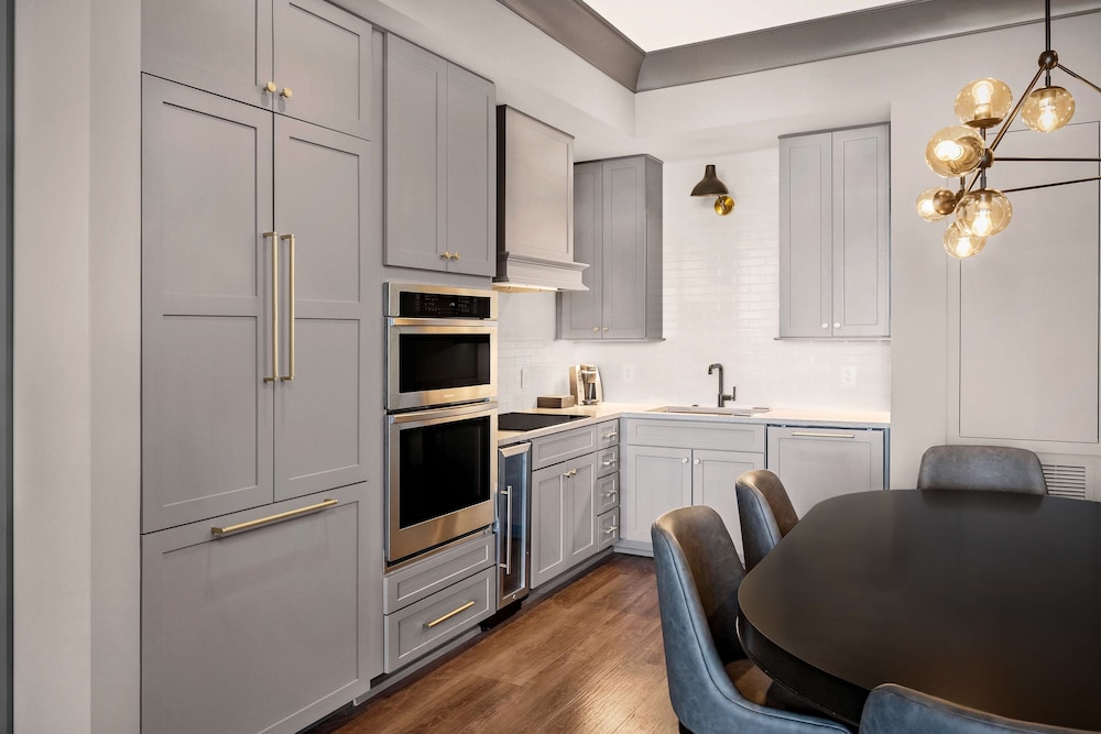 ADA, 2 Bedroom Deluxe Suite, 1 King & 2 Queens (3x3 Shower)