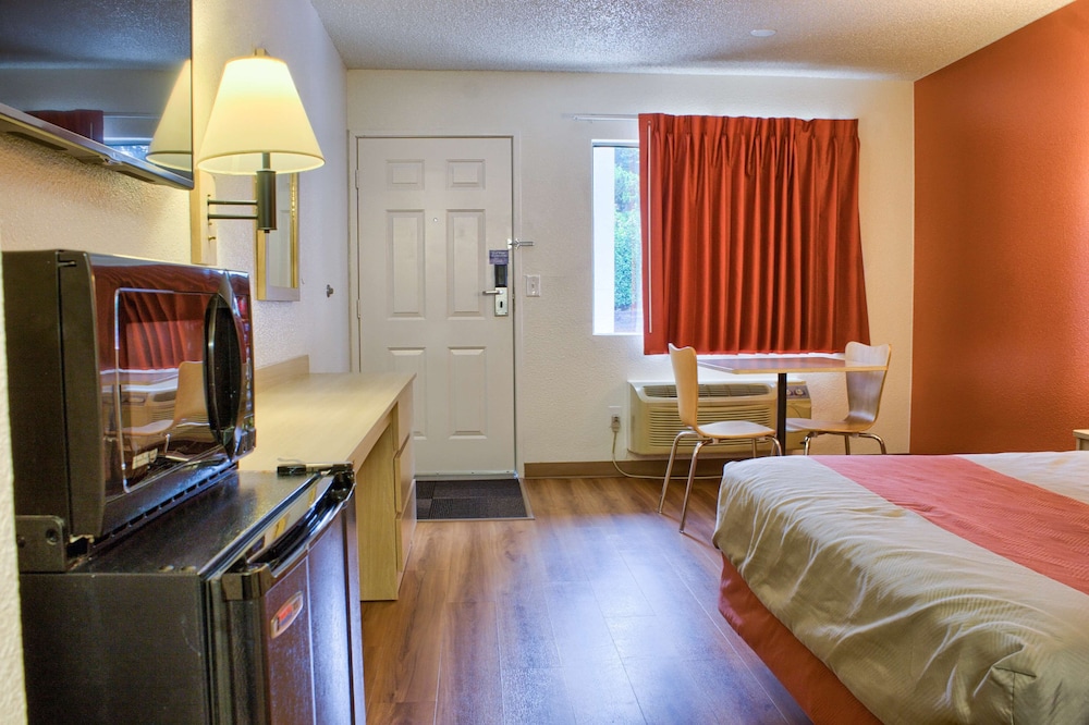 Deluxe Room, 1 Queen Bed, Accessible, Non Smoking photo 2