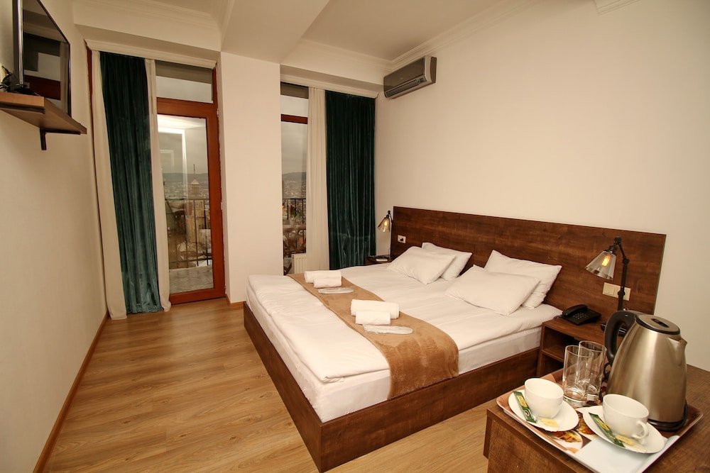 Deluxe Room, 1 Queen Bed photo 1