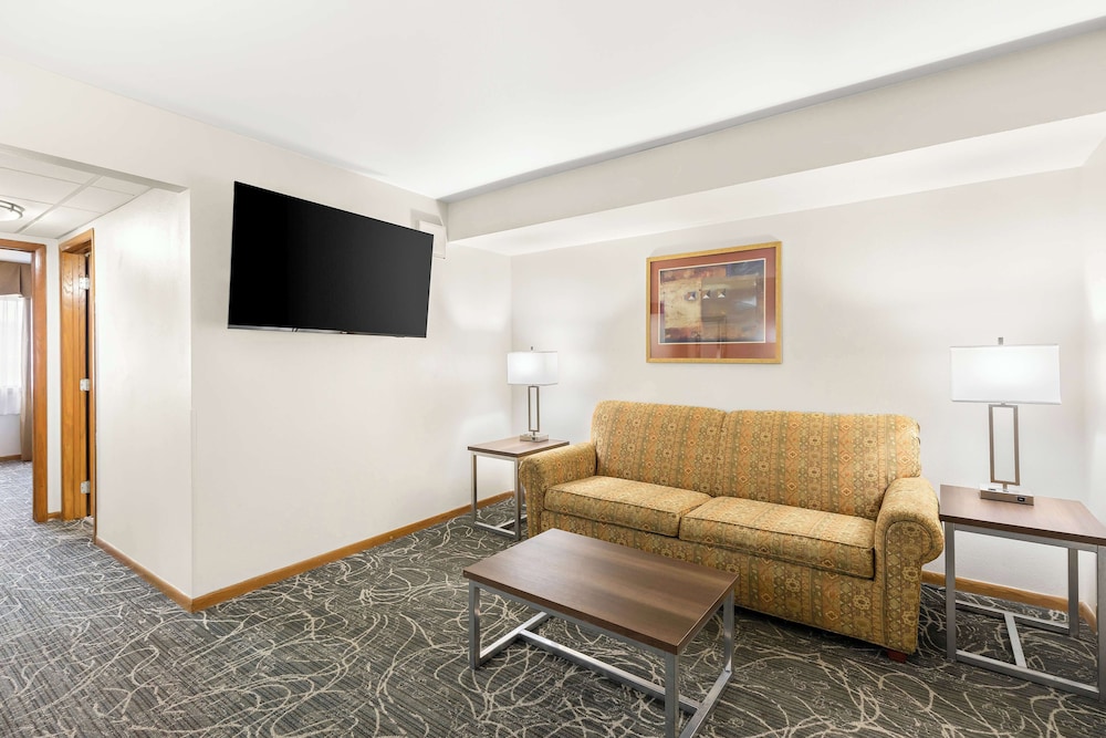Suite, 1 King Bed, Non Smoking, Refrigerator & Microwave - Photo 1