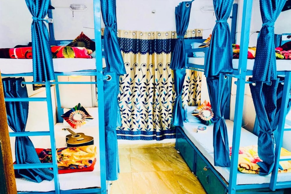 Standard 6 Bed Female Dorm photo 3