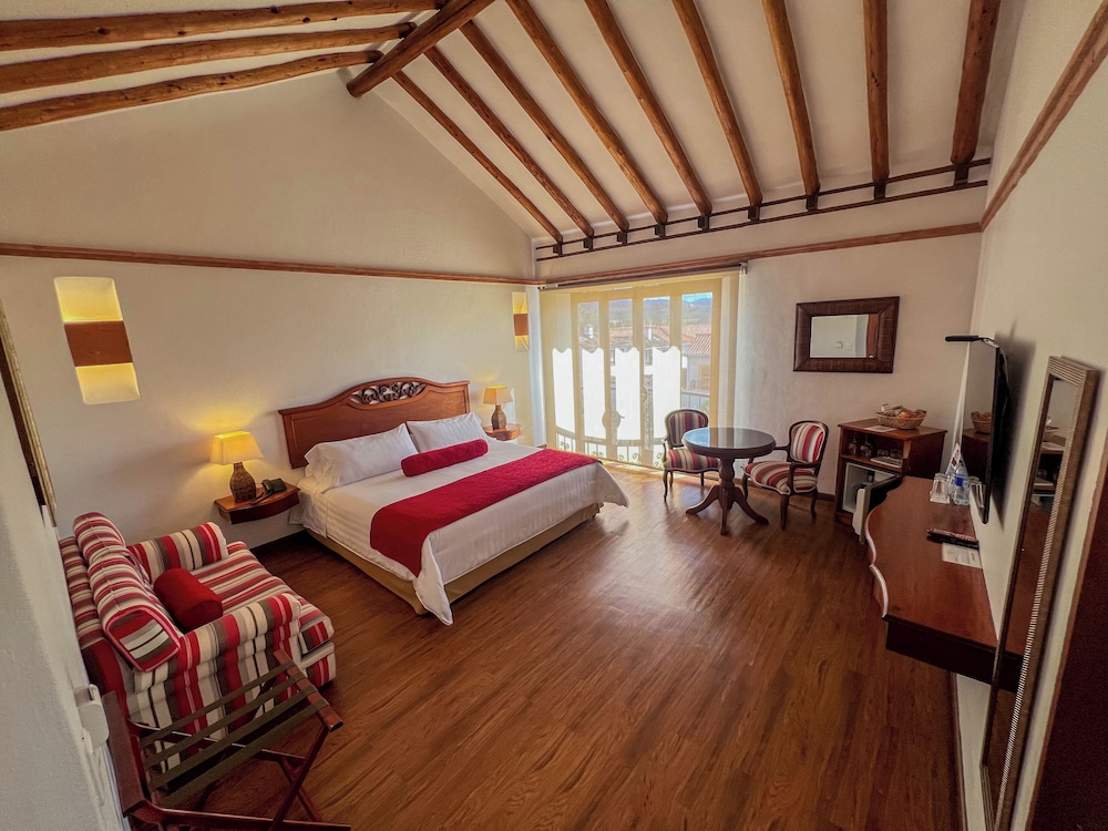Superior Studio Suite, 1 King Bed, City View photo 2