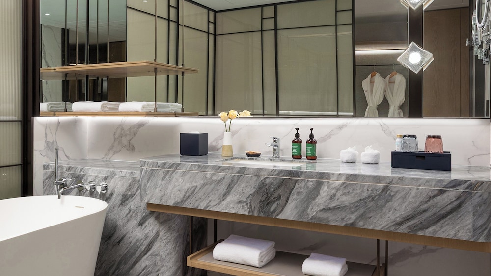 Premium Room, 1 King Bed, Bathtub photo 2