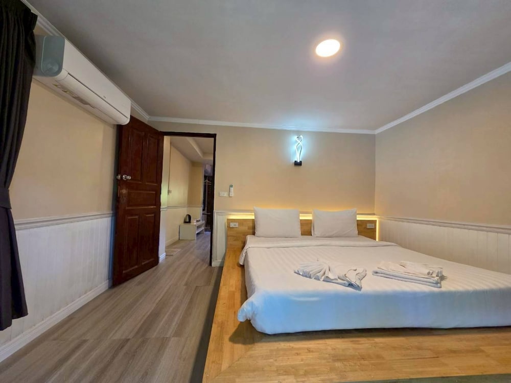 Deluxe Suite - Photo 9