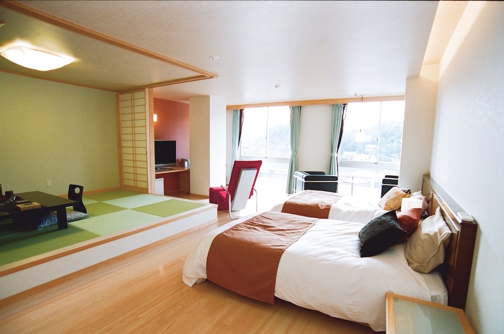 Suite, Non Smoking, Ocean View (Beds and Futon) photo 1