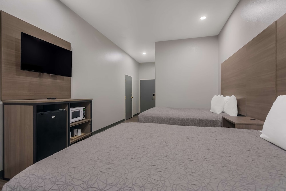 Room, 2 Queen Beds, Non Smoking - Photo 6