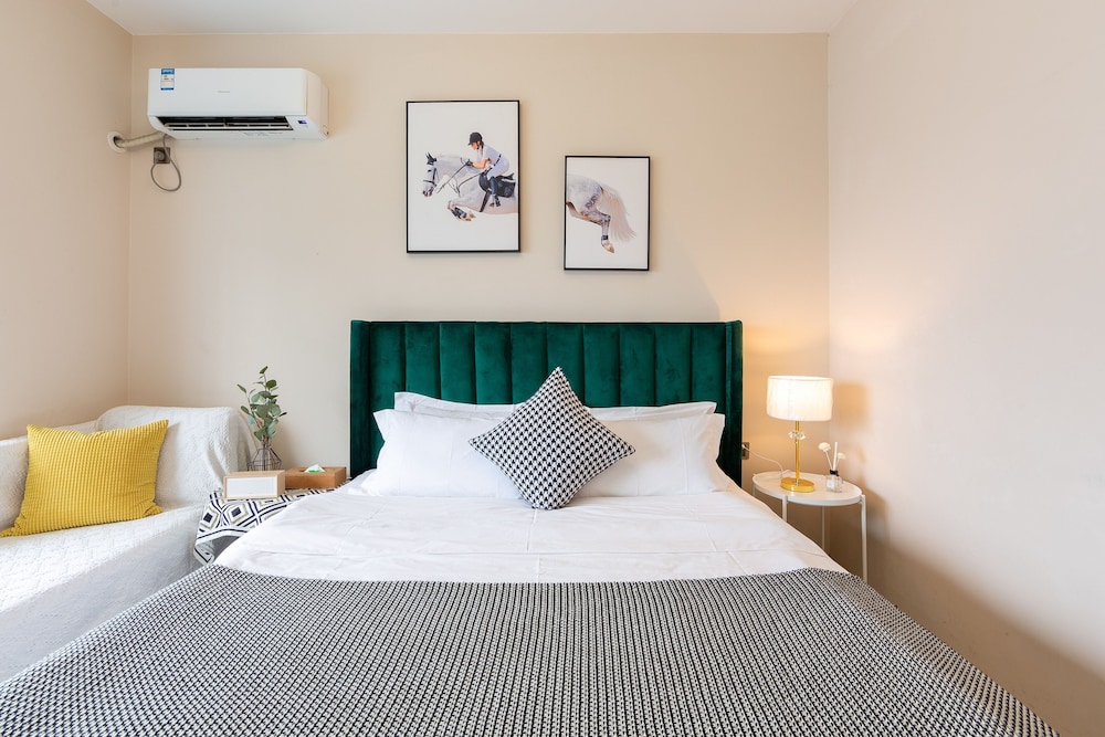 Economy Room, 1 Queen Bed photo 3