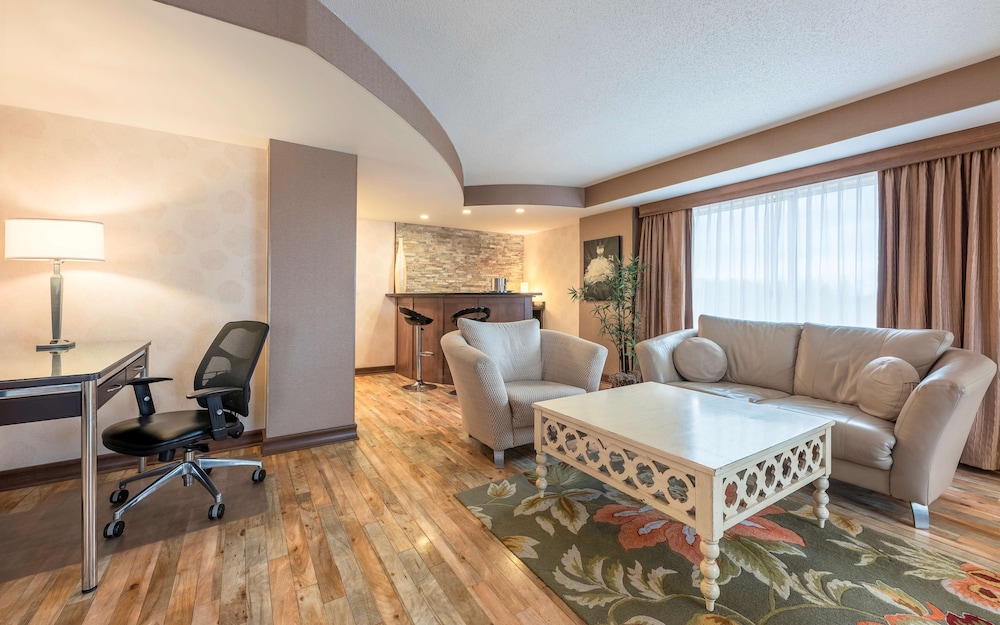 Suite, 1 King Bed, Non Smoking - Photo 1