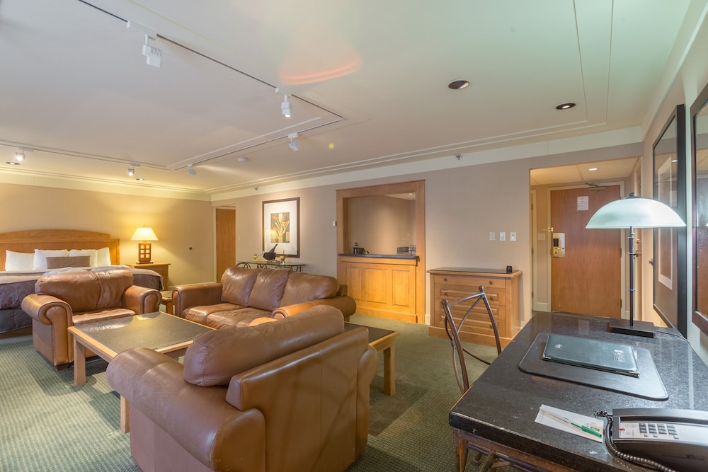 Parlor, King Bed, Preferred View - Photo 10