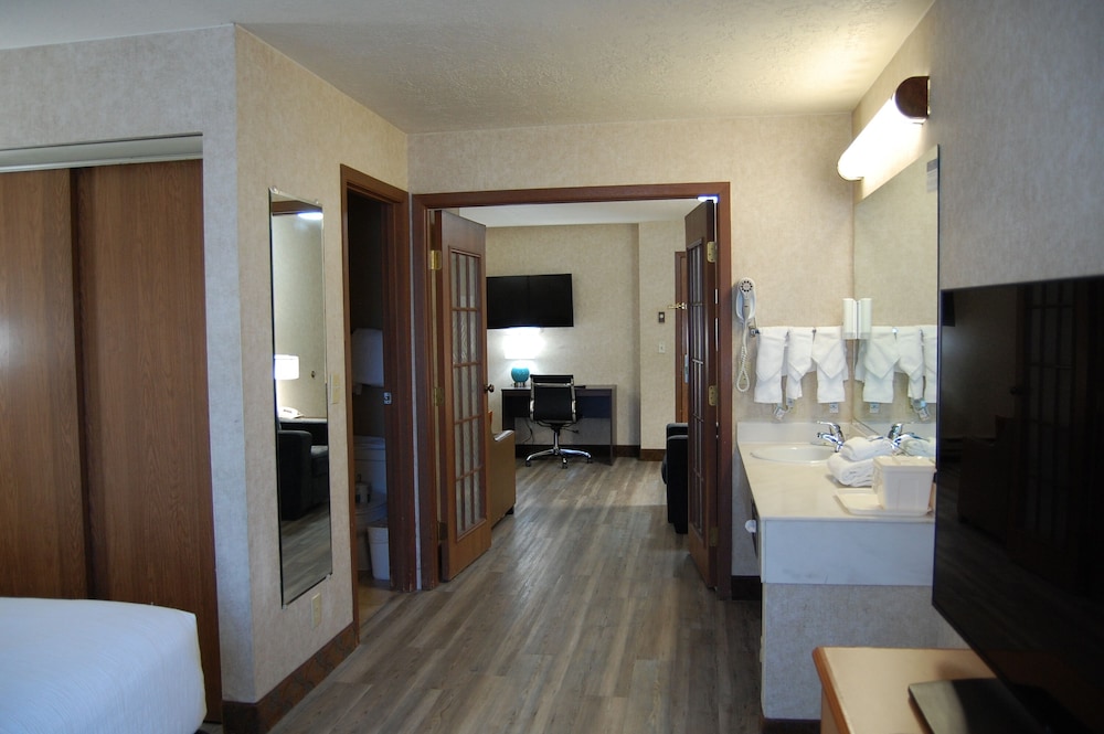 Suite, 1 King Bed with Sofa bed, Non Smoking - Photo 8