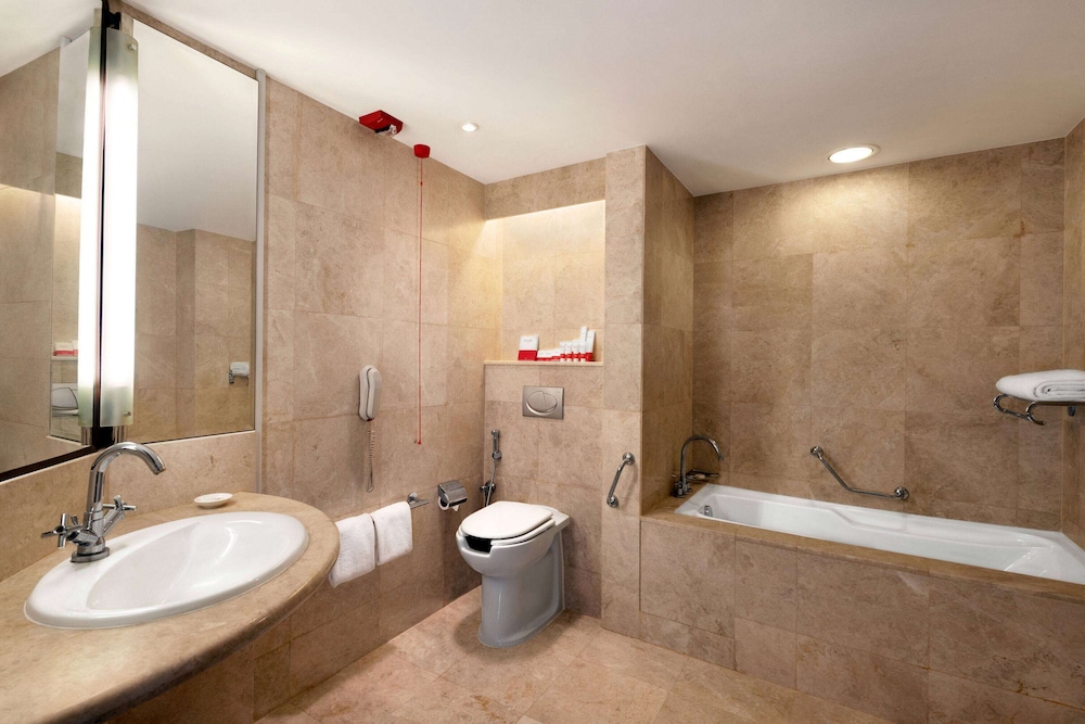 Executive Suite, 1 King Bed, Non Smoking photo 3