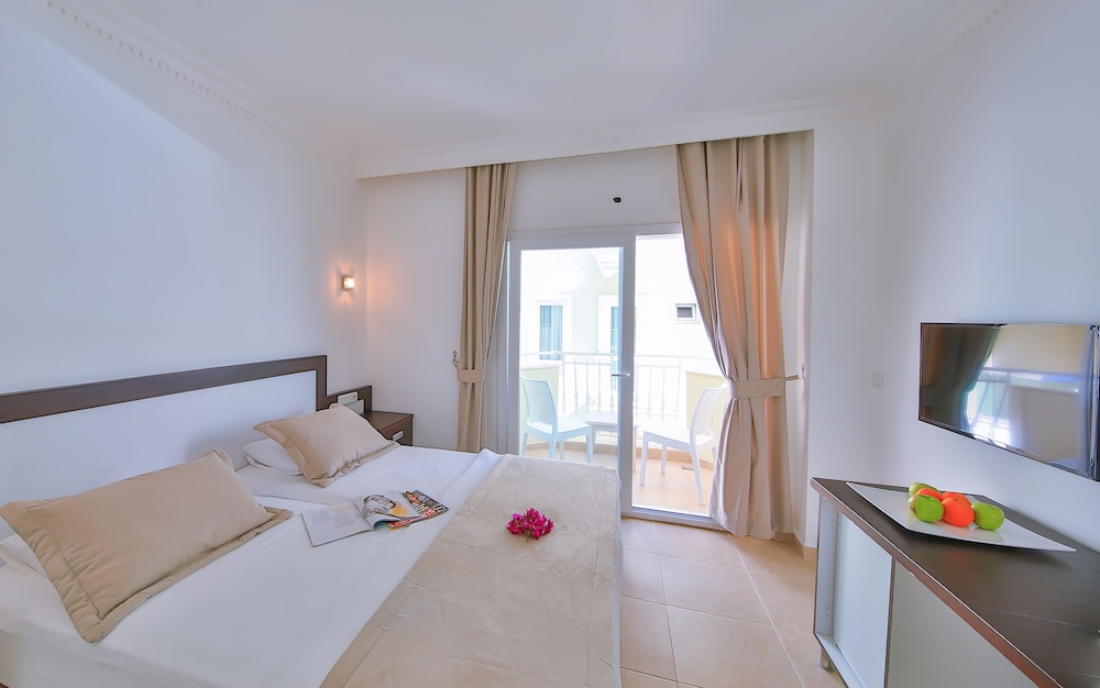 Family Room, Partial Sea View photo 3