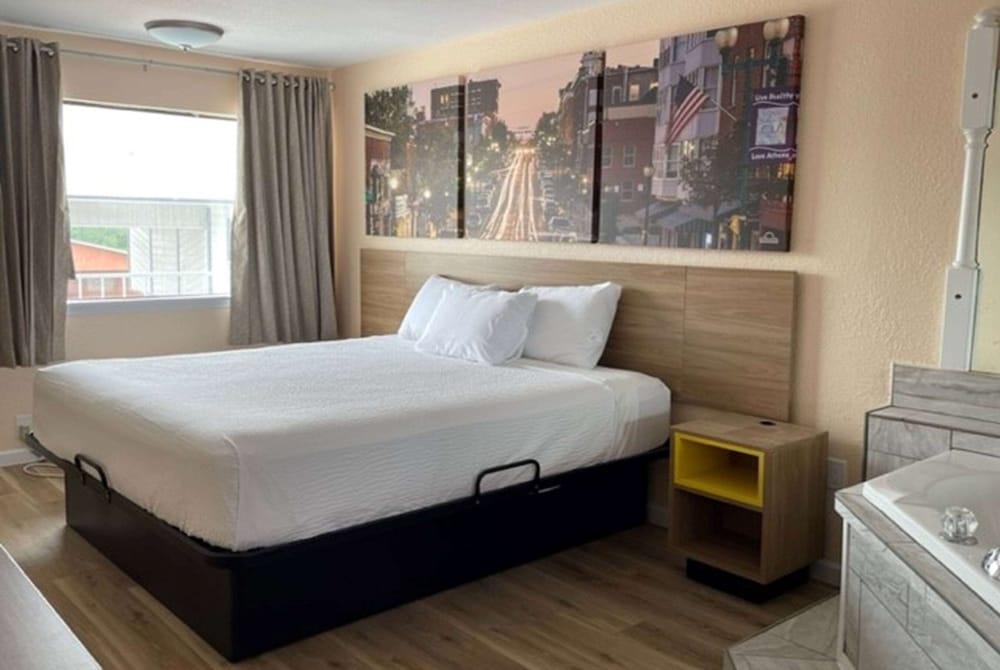 Suite, 1 King Bed, Non Smoking photo 2