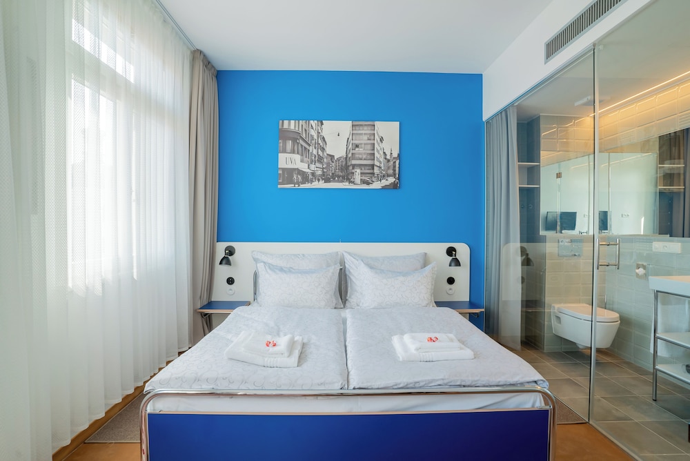 Design Room, 1 Queen Bed, Courtyard View