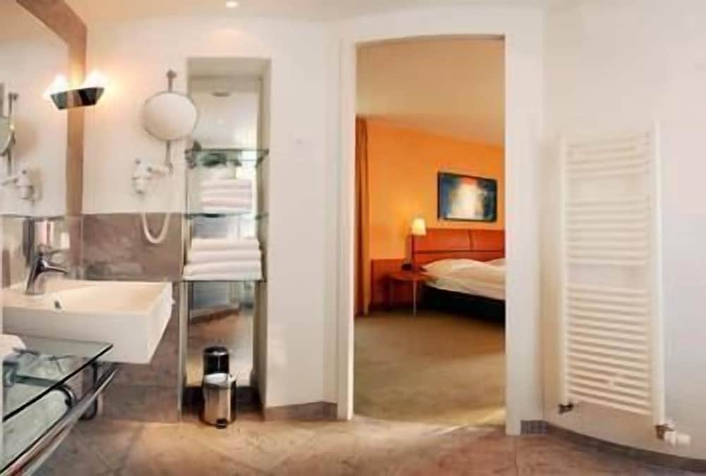 Standard Room, Multiple Beds - Photo 1