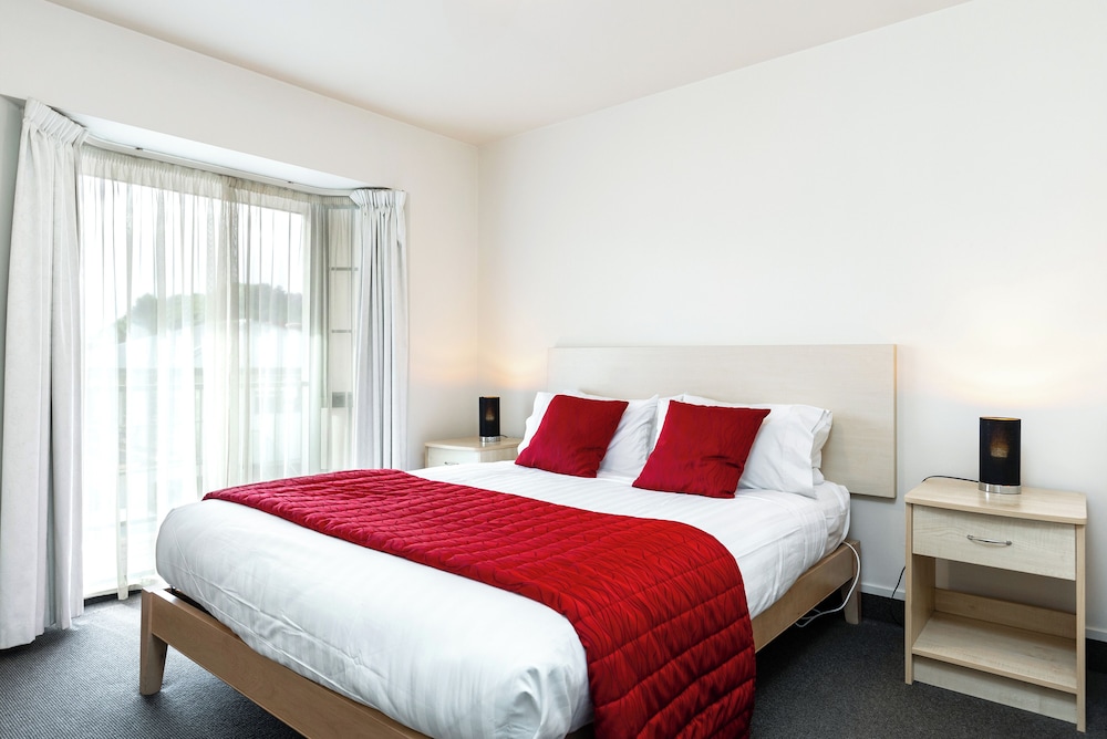 Luxury Apartment, 2 Queen Beds, Partial Ocean View